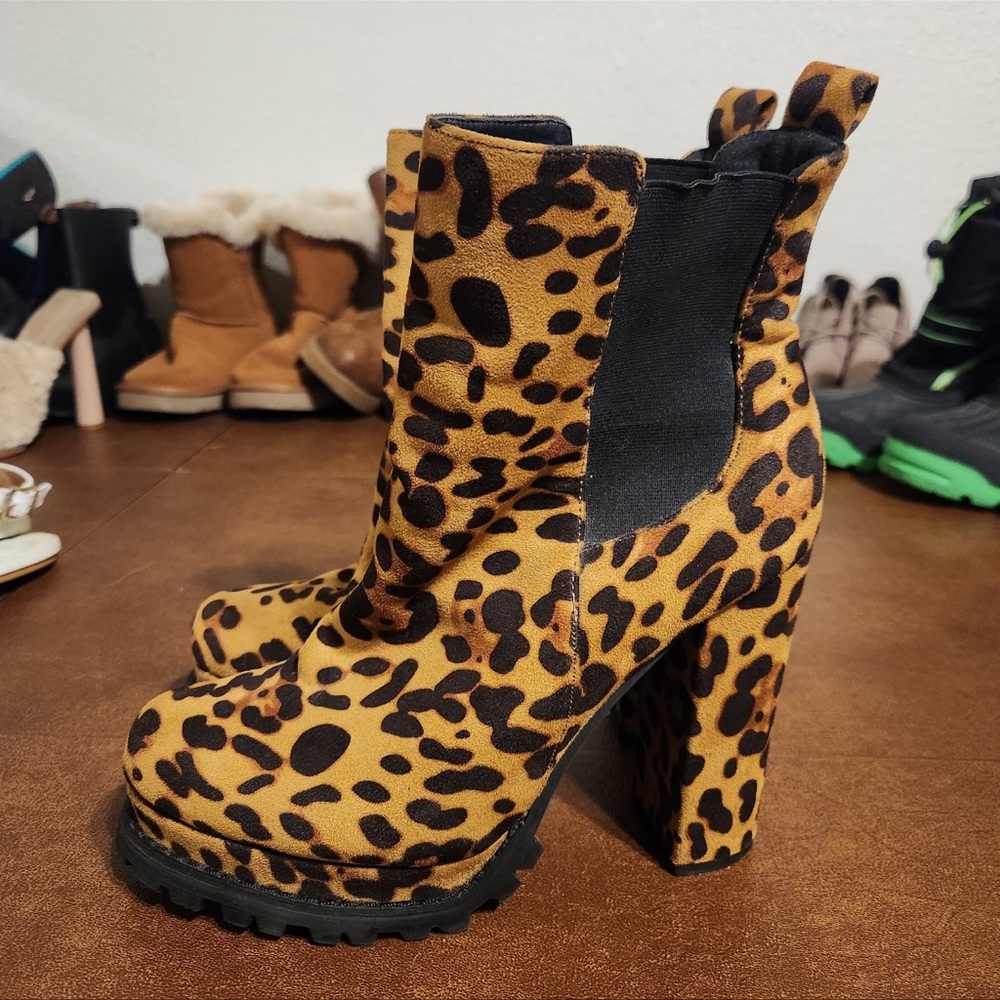 Liliana Leopard Print Platform Booties
Sz 8.5